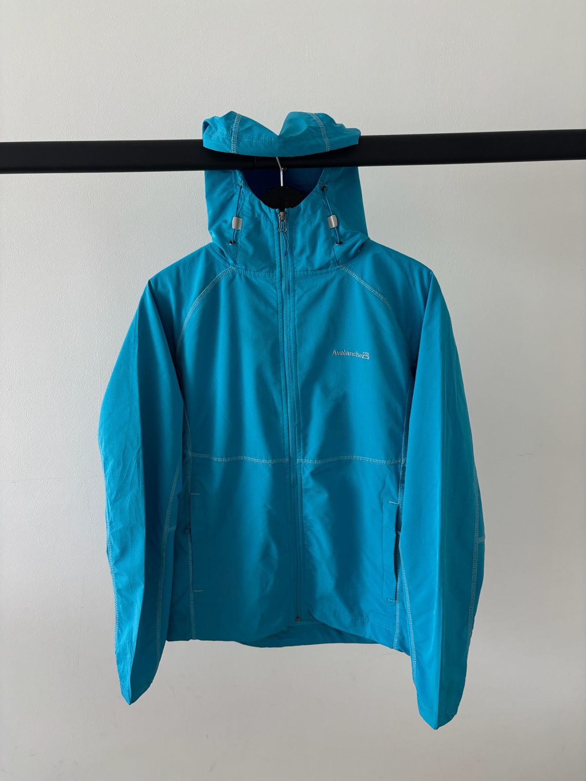 AVALANCHE AZUL 2DA/3RA CAPA TELA GRUESA PERO LIGERA. WHEATHER SHIELD (Bloquea las ráfagas de aire frío para mantener la temperatura corporal) SIN DETALLE. L DE DAMA.