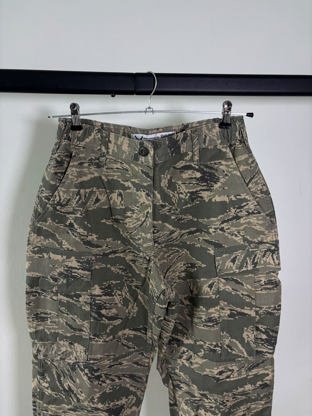 PANTALÓN CARGO CAMUFLAJE DE 50% ALGODÓN. SIN DETALLE. TELA GRUESA PARA USO RUDO DE MONTAÑA. S DE DAMA.