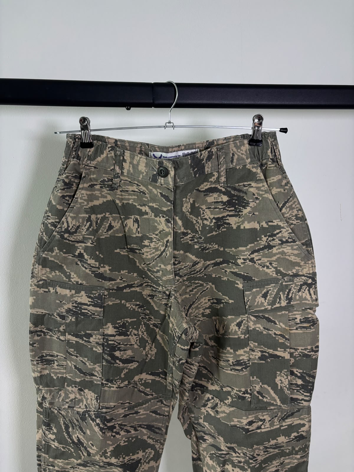 PANTALÓN CARGO CAMUFLAJE DE 50% ALGODÓN. SIN DETALLE. TELA GRUESA PARA USO RUDO DE MONTAÑA. S DE DAMA.