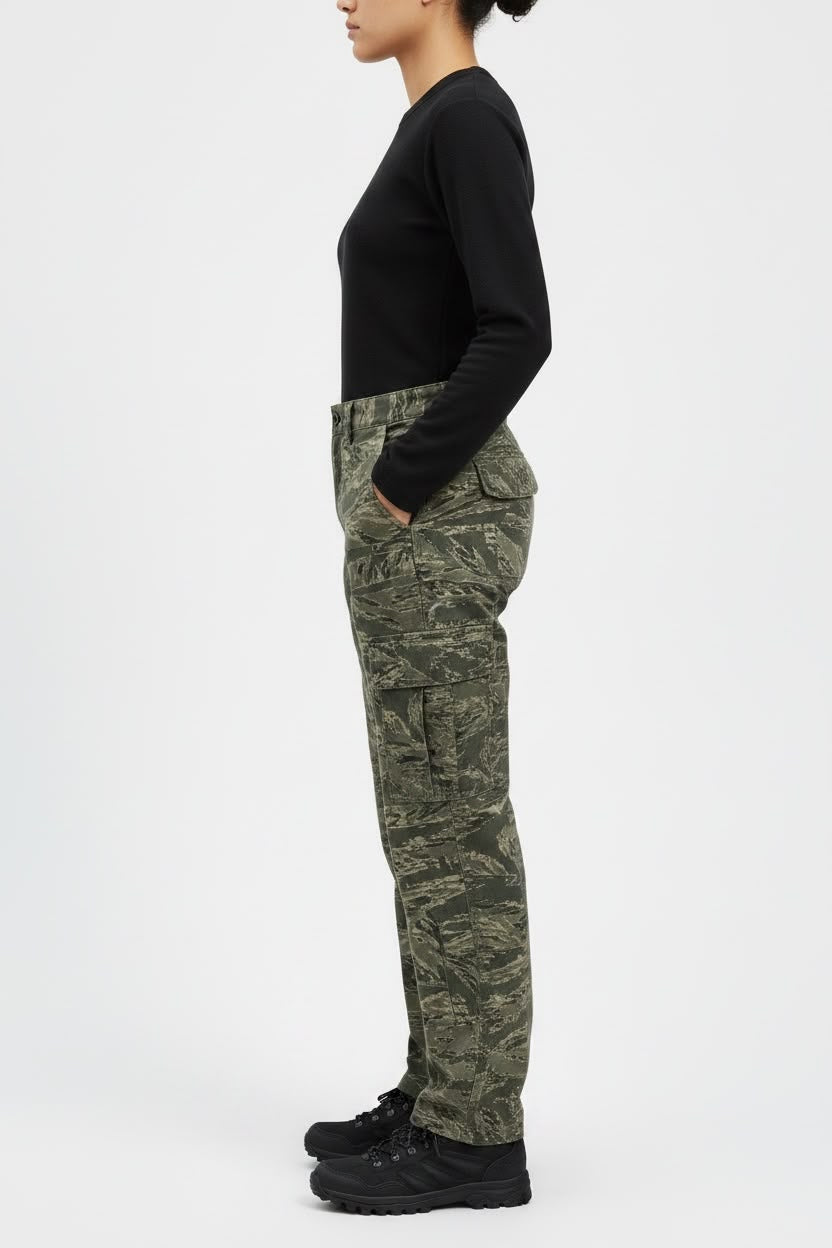 PANTALÓN CARGO CAMUFLAJE DE 50% ALGODÓN. SIN DETALLE. TELA GRUESA PARA USO RUDO DE MONTAÑA. S DE DAMA.