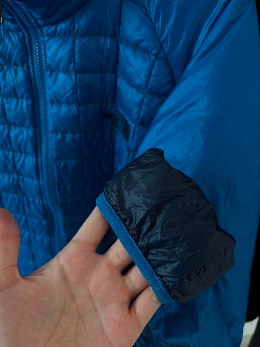 TNF 2DA CAPA AZUL THERMOBALL (no pierde su capacidad de abrigar si llueve o sudas. Muy ligera y compresible) COMO NUEVO. XXL DE DAMA.