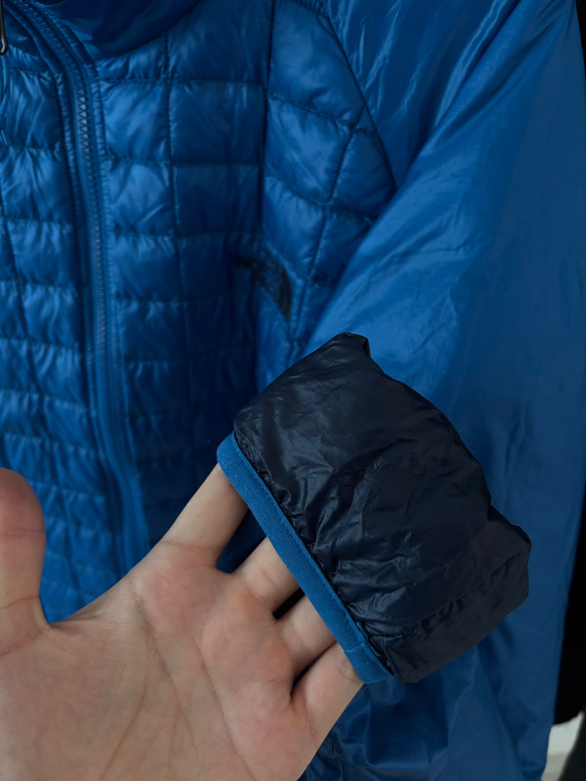 TNF 2DA CAPA AZUL THERMOBALL (no pierde su capacidad de abrigar si llueve o sudas. Muy ligera y compresible) COMO NUEVO. XXL DE DAMA.