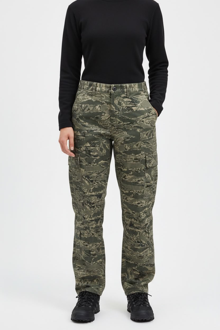 PANTALÓN CARGO CAMUFLAJE DE 50% ALGODÓN. SIN DETALLE. TELA GRUESA PARA USO RUDO DE MONTAÑA. S DE DAMA.