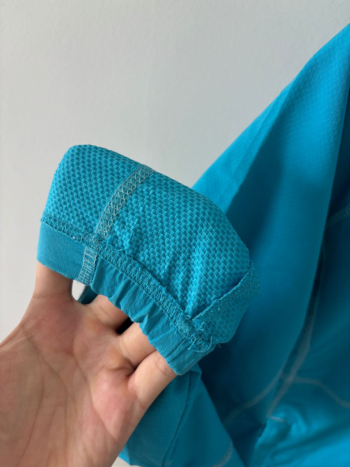 AVALANCHE AZUL 2DA/3RA CAPA TELA GRUESA PERO LIGERA. WHEATHER SHIELD (Bloquea las ráfagas de aire frío para mantener la temperatura corporal) SIN DETALLE. L DE DAMA.