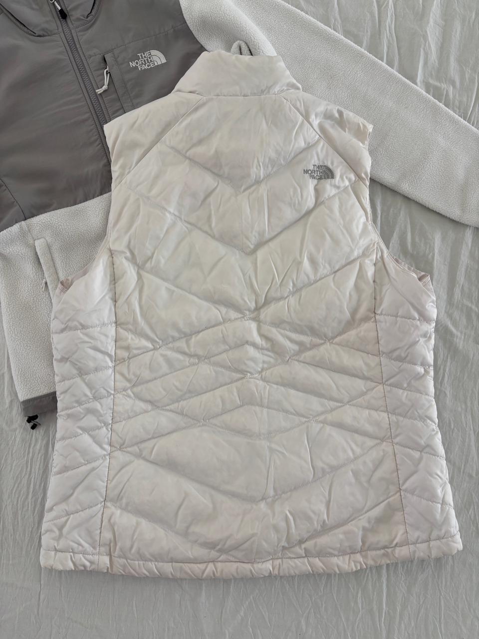 TNF CHALECO BEIGE BRILLOSO PLUMA DE 550. XL DE DAMA.