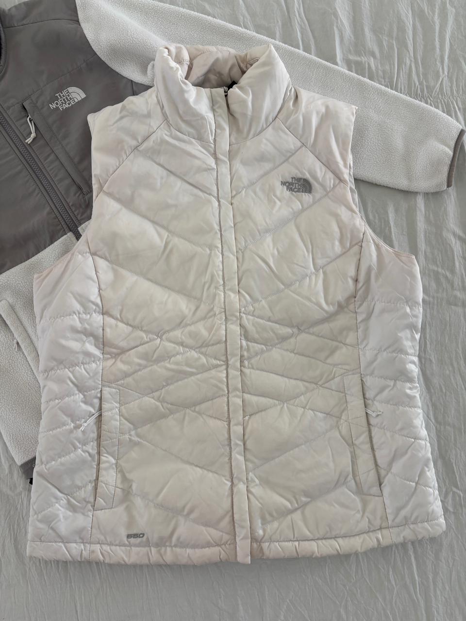 TNF CHALECO BEIGE BRILLOSO PLUMA DE 550. XL DE DAMA.