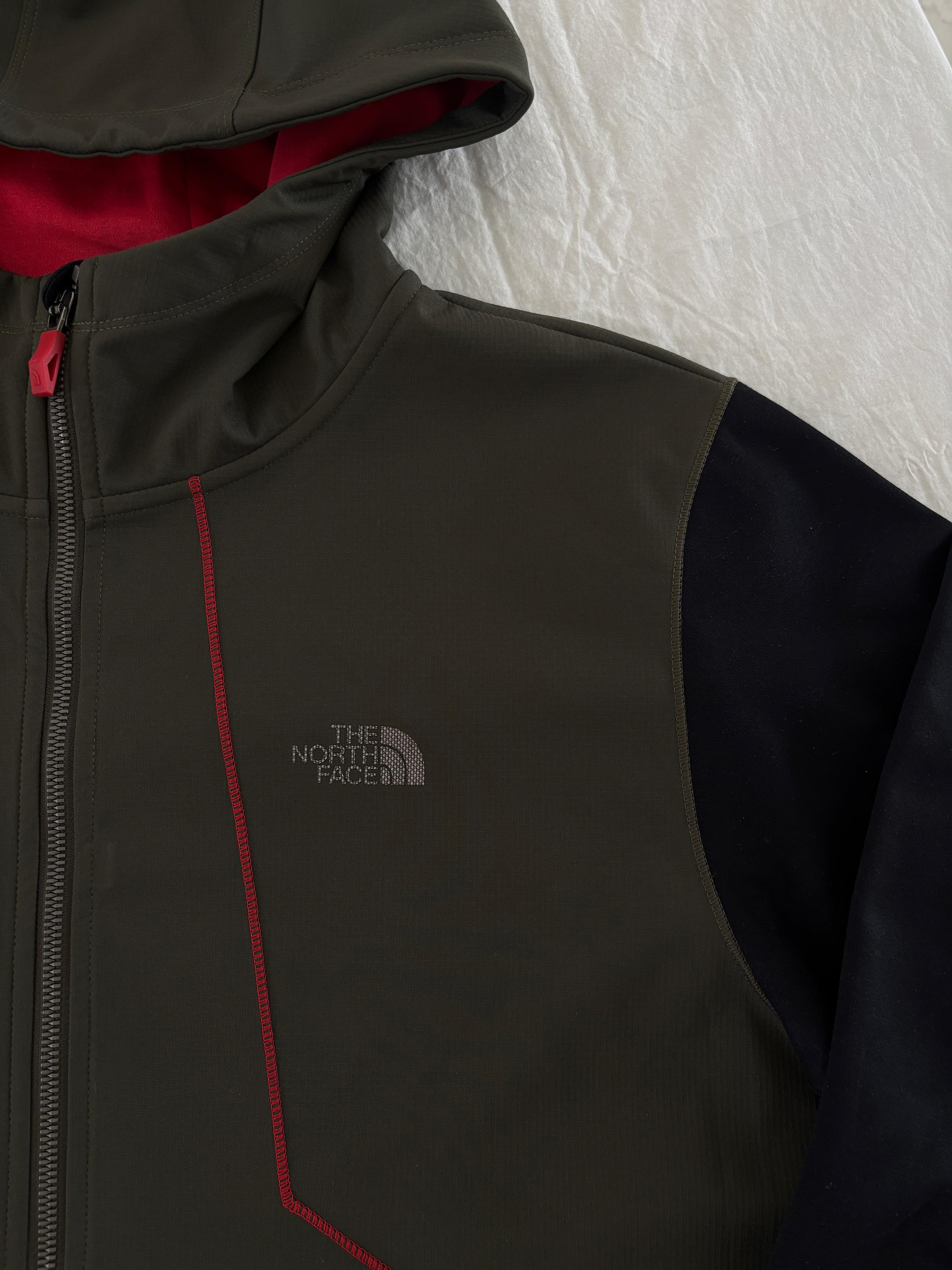 TNF CHAMARRA VERDE TELA GRUESA POCO RÍGIDA, COMO CORTAVIENTOS. XL DE DAMA.