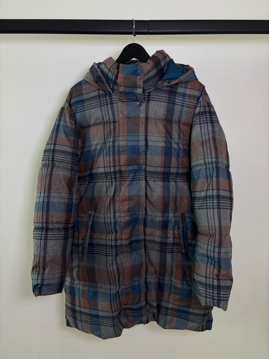 CHAMARRA LARGA 3RA CAPA PARA CLIMAS FRÍOS. ES MUY BRUMOSA. RESISTENTE A AGUA LIGERA. COMO NUEVO. XL DE DAMA.