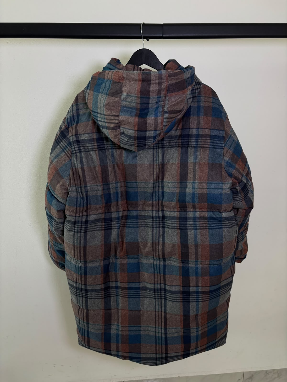CHAMARRA LARGA 3RA CAPA PARA CLIMAS FRÍOS. ES MUY BRUMOSA. RESISTENTE A AGUA LIGERA. COMO NUEVO. XL DE DAMA.