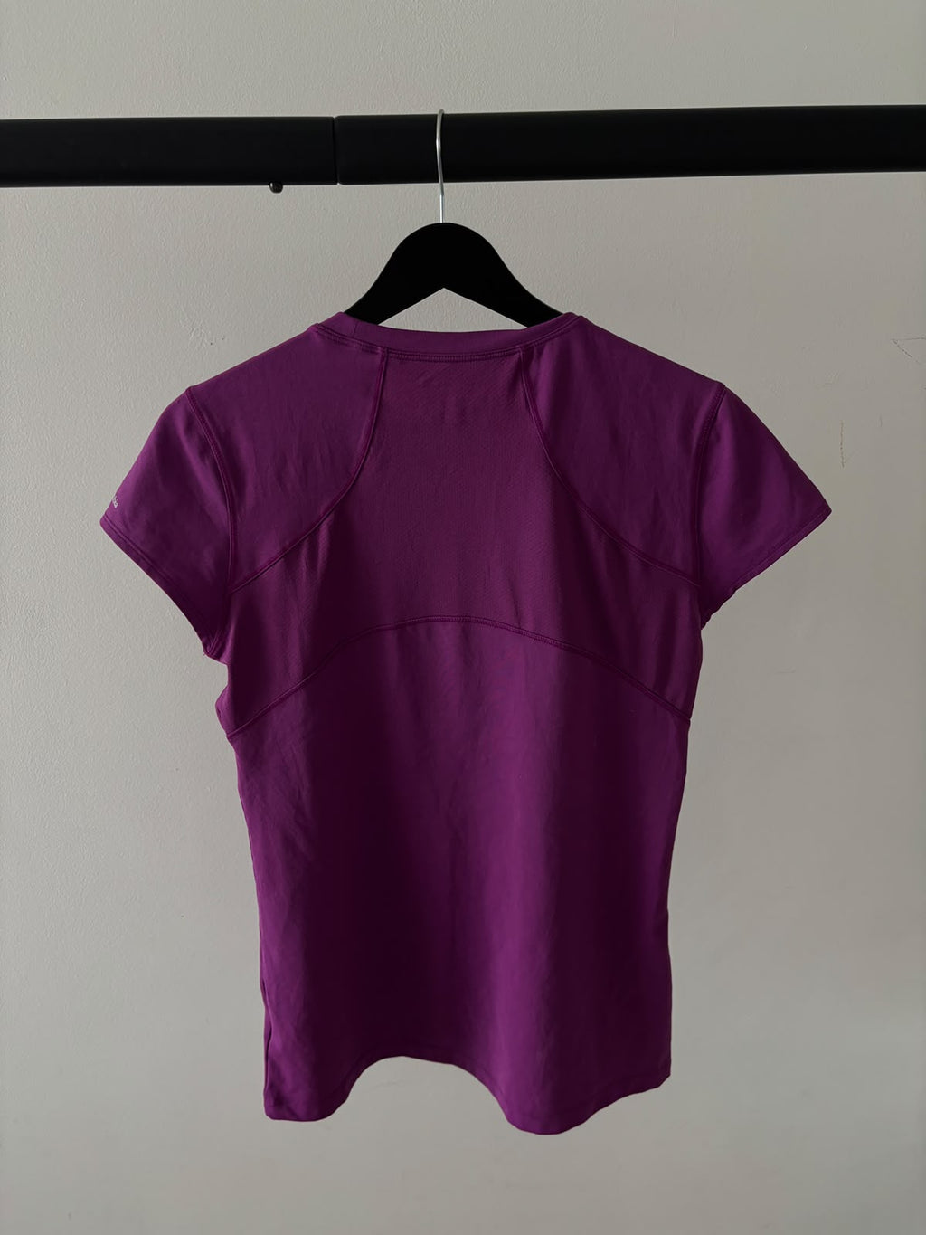 COLUMBIA MORADO OMNI WICK (aleja el sudor de la piel y acelera su secado) S DE DAMA.