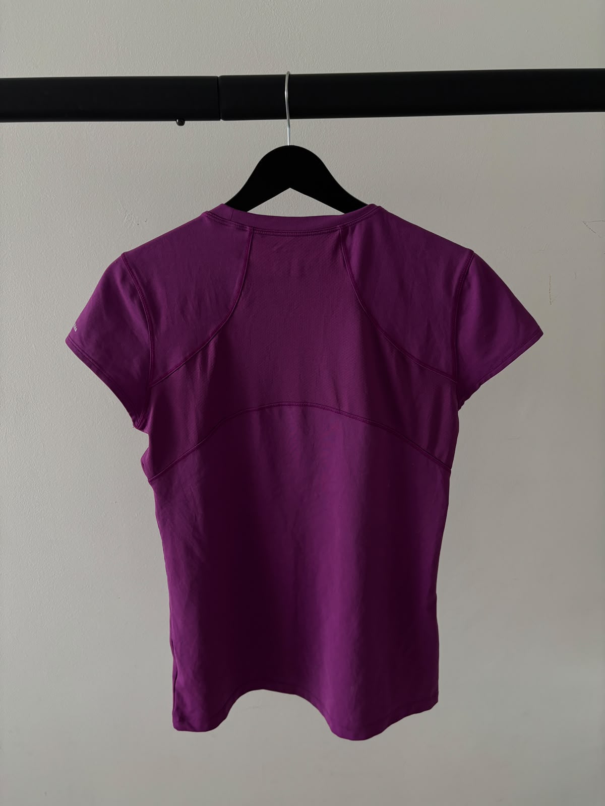 COLUMBIA MORADO OMNI WICK (aleja el sudor de la piel y acelera su secado) S DE DAMA.