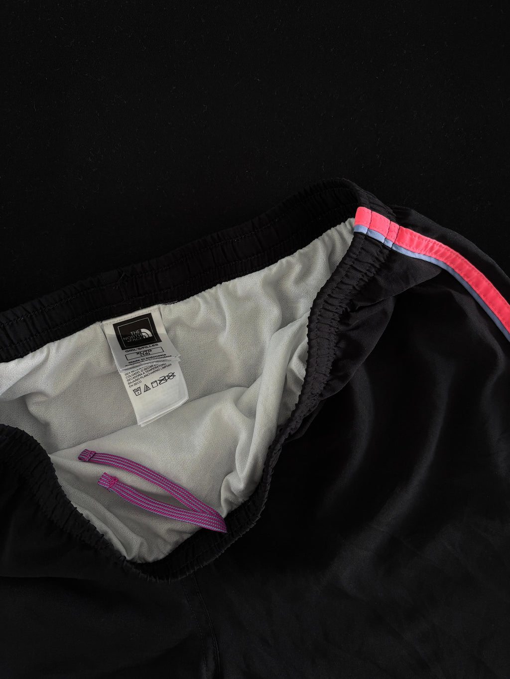 TNF SHORT NEGRO POCO LARGO CON ROPA INTERIOR. REFLEJANTE. S DE DAMA.