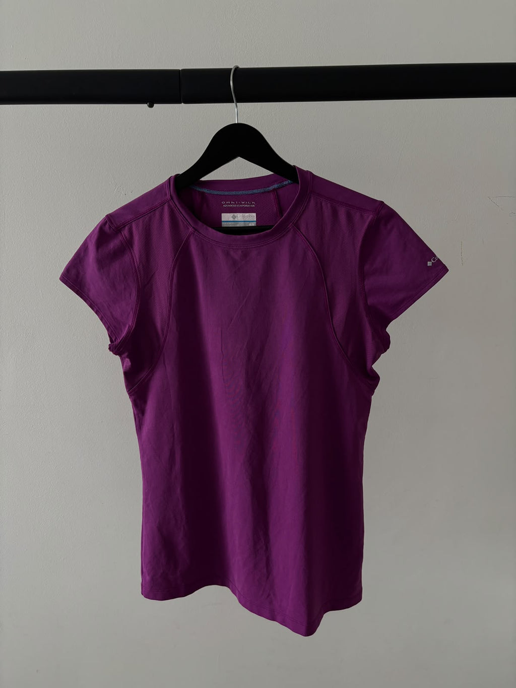 COLUMBIA MORADO OMNI WICK (aleja el sudor de la piel y acelera su secado) S DE DAMA.