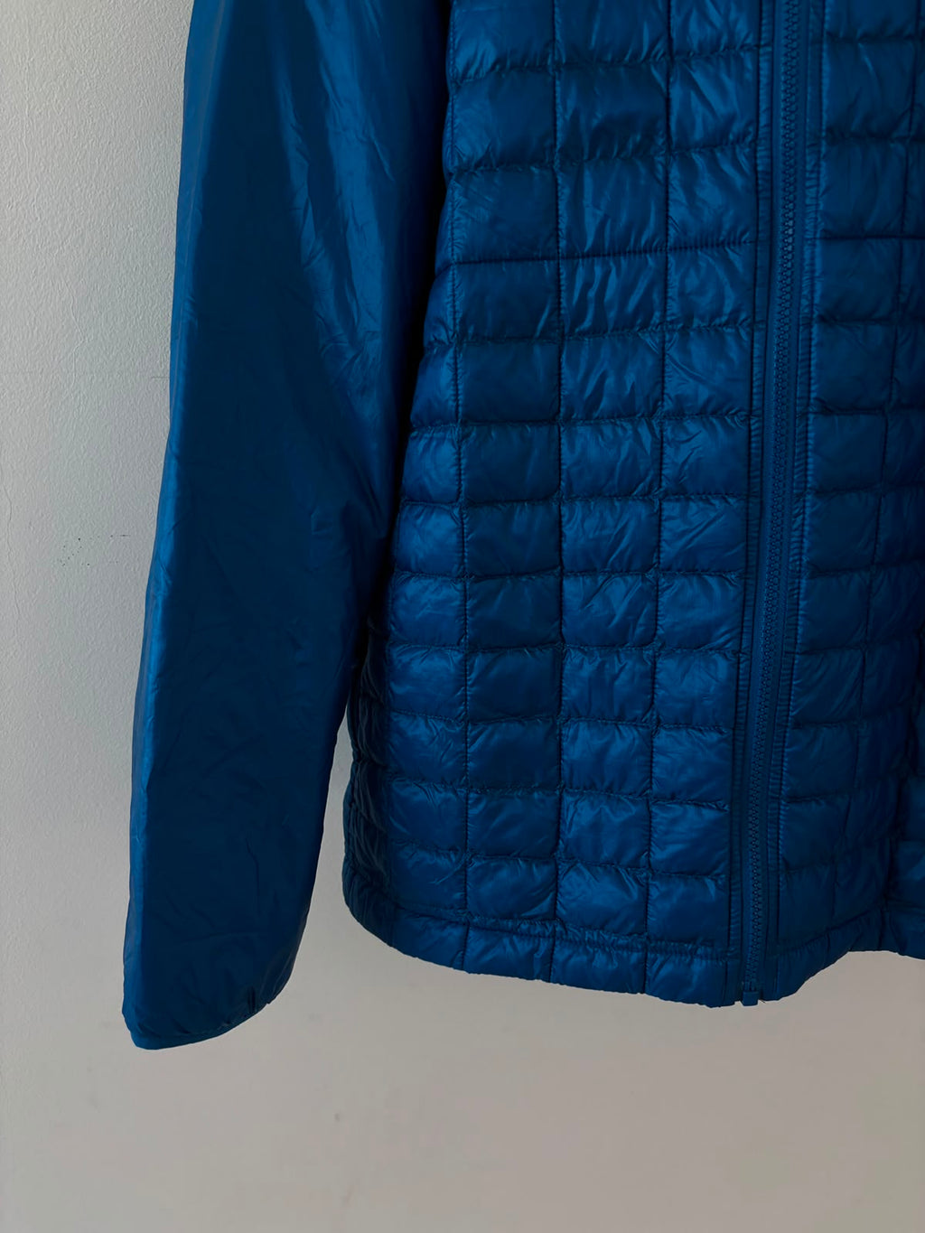 TNF 2DA CAPA AZUL THERMOBALL (no pierde su capacidad de abrigar si llueve o sudas. Muy ligera y compresible) COMO NUEVO. XXL DE DAMA.