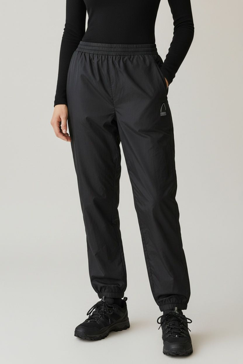 PANTALÓN ROMPEVIENTOS PARA SENDERISMO CON BOLSA. COMPRESIBLE. XS DE DAMA.
