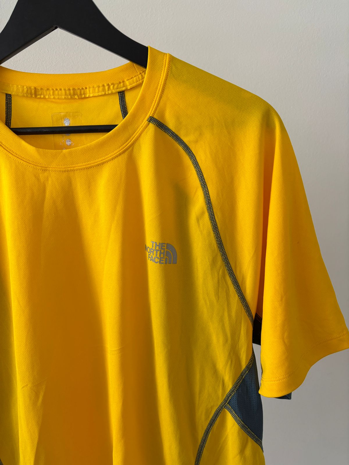 TNF T SHIRT FLASH DRY (absorbe el sudor de la piel y seca de forma ultra rápida) COMO NUEVO. L DE MUJER.
