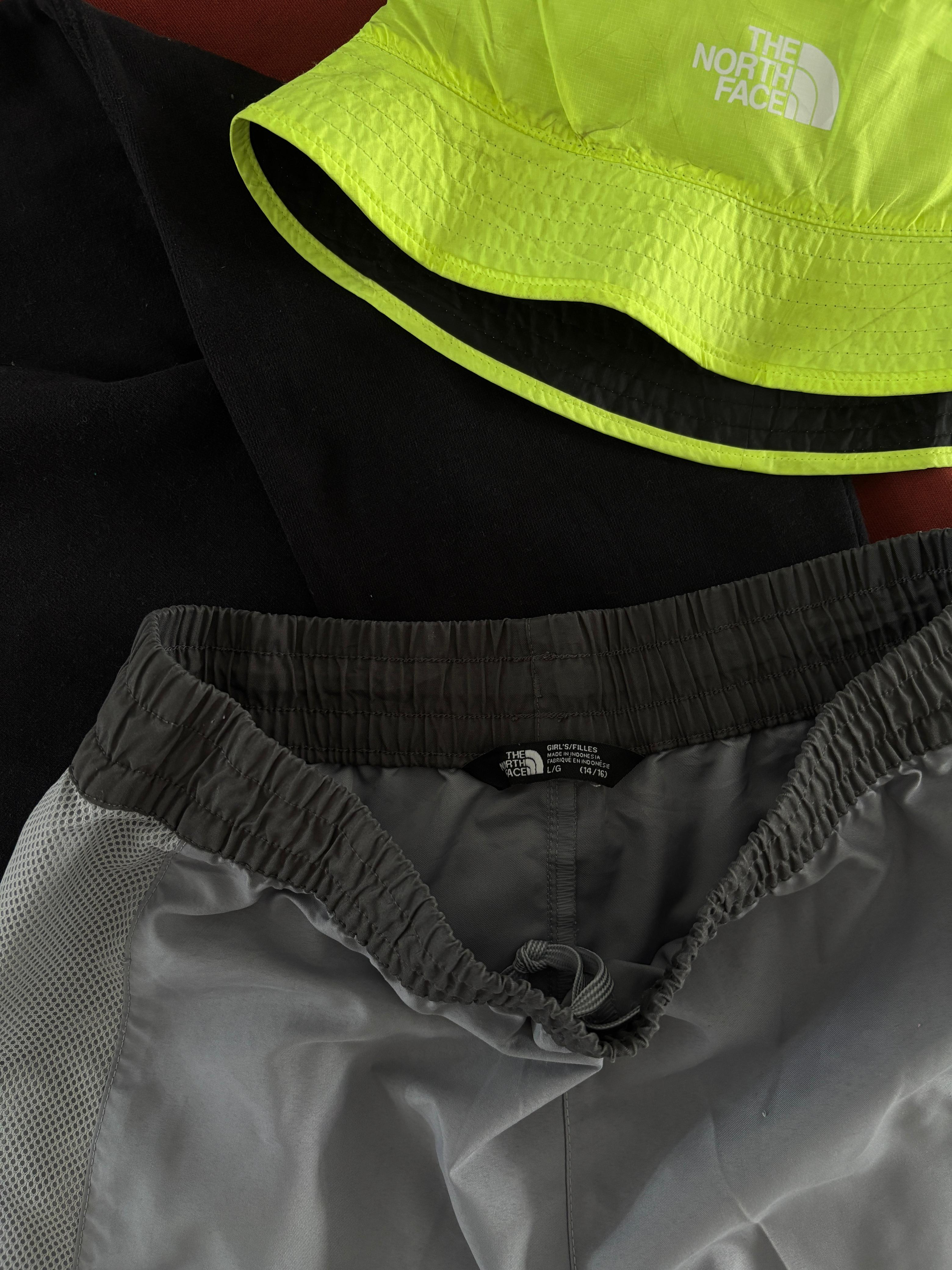 TNF SHORT GRIS. XS DE DAMA.