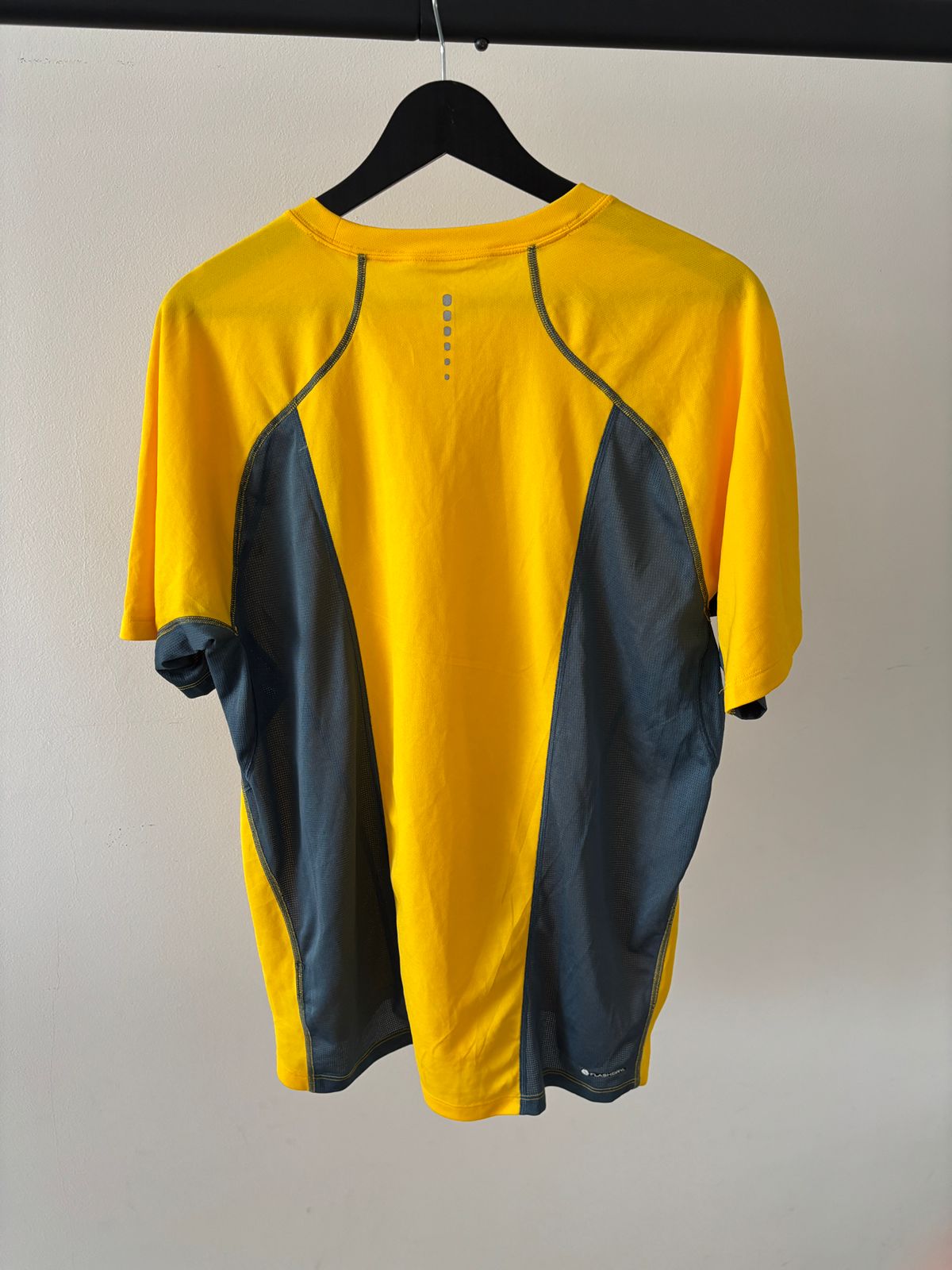 TNF T SHIRT FLASH DRY (absorbe el sudor de la piel y seca de forma ultra rápida) COMO NUEVO. L DE MUJER.