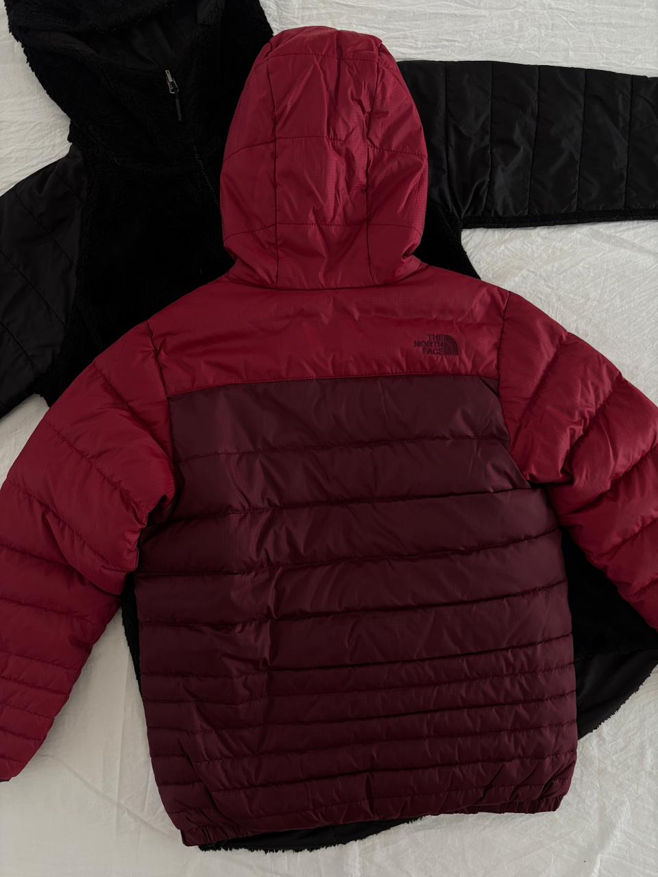 TNF ROJO DOBLE VISTA PLUMA DE 550. SIN DETALLE. COMPRESIBLE. XS DE DAMA.