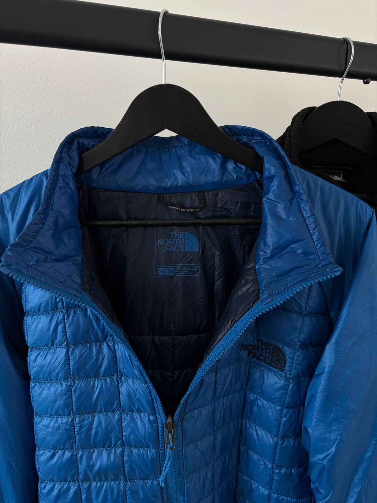 TNF 2DA CAPA AZUL THERMOBALL (no pierde su capacidad de abrigar si llueve o sudas. Muy ligera y compresible) COMO NUEVO. XXL DE DAMA.