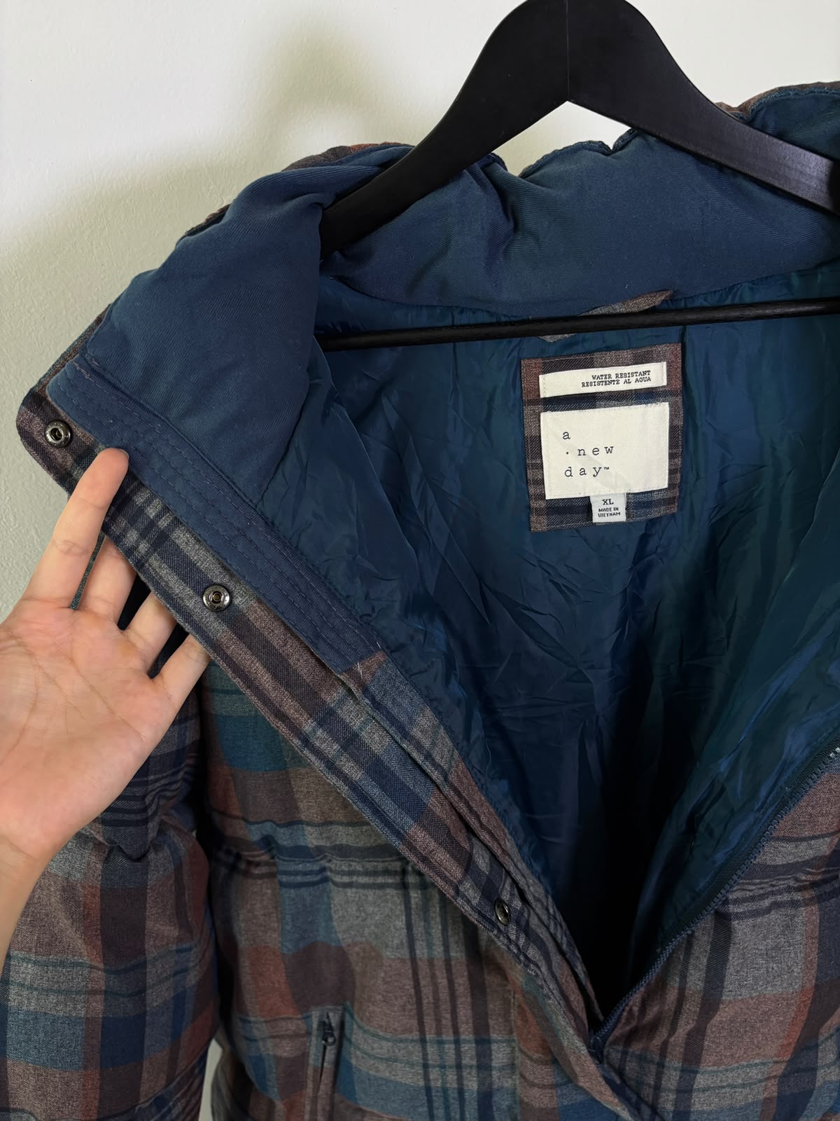 CHAMARRA LARGA 3RA CAPA PARA CLIMAS FRÍOS. ES MUY BRUMOSA. RESISTENTE A AGUA LIGERA. COMO NUEVO. XL DE DAMA.