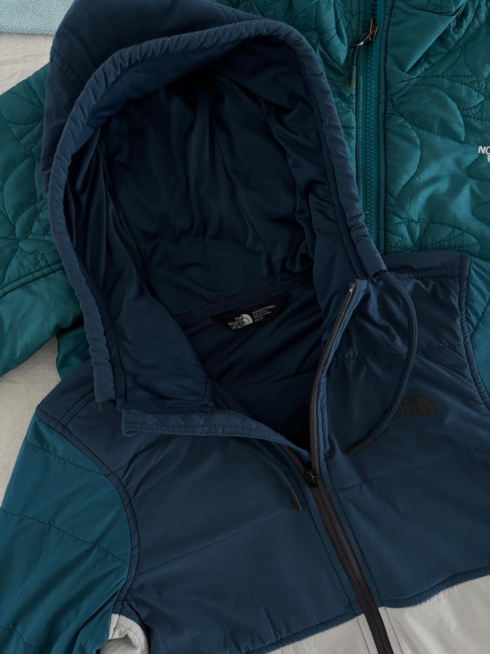 TNF 2DA CAPA ACOLCHONADO LIGERO Y COMPRESIBLE. SIN DETALLE. XS DE DAMA.