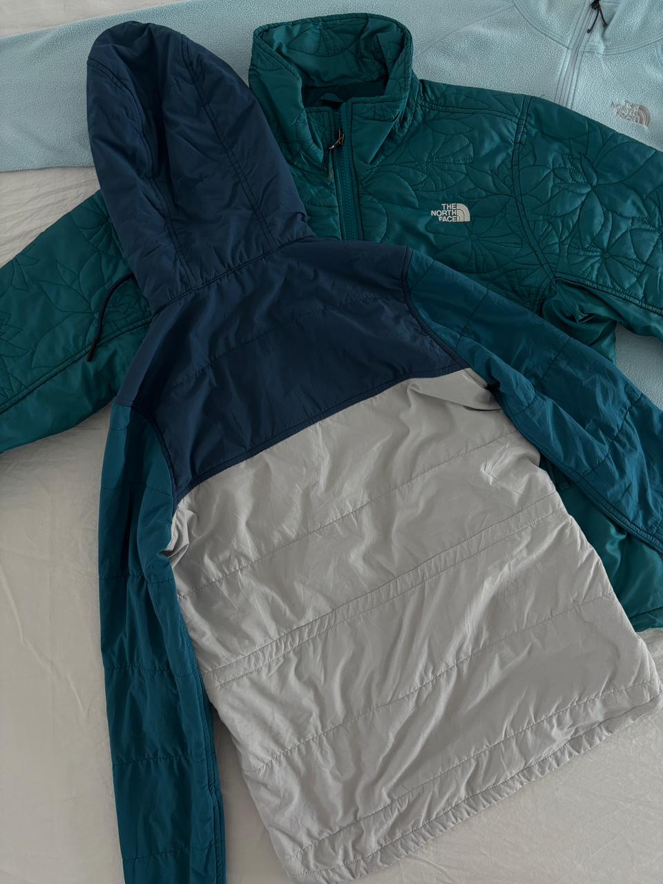 TNF 2DA CAPA ACOLCHONADO LIGERO Y COMPRESIBLE. SIN DETALLE. XS DE DAMA.
