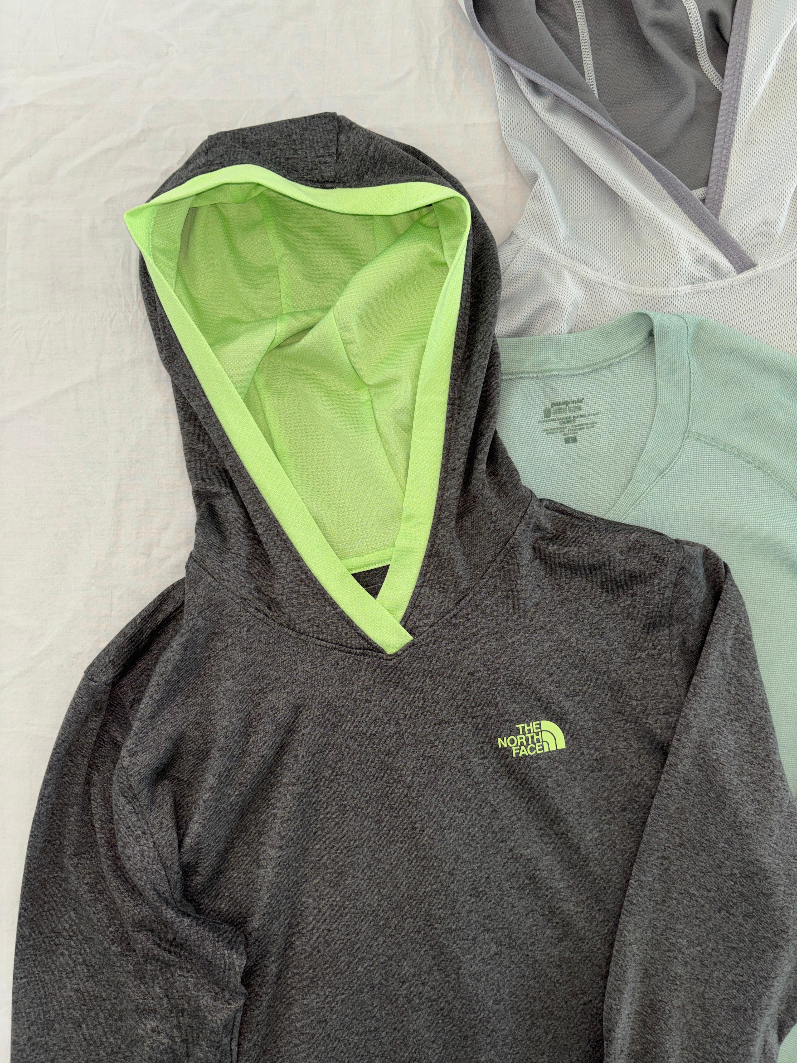 TNF GRIS CON VERDE LIGERO PARA SENDERISMO FLASH DRY (expulsa la humedad de la piel hacia la superficie para un secado rápido) SIN DETALLE. S DE DAMA.