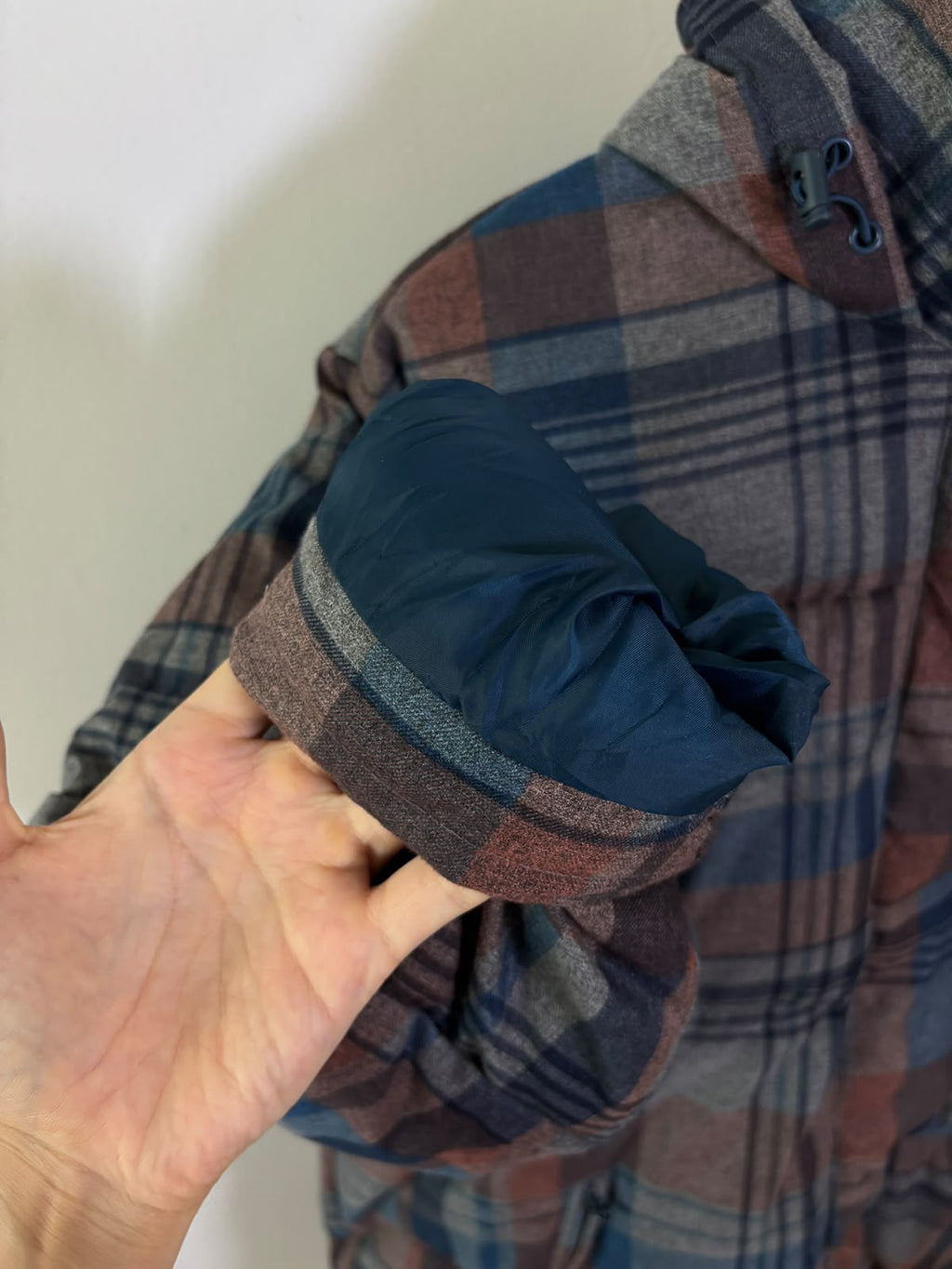CHAMARRA LARGA 3RA CAPA PARA CLIMAS FRÍOS. ES MUY BRUMOSA. RESISTENTE A AGUA LIGERA. COMO NUEVO. XL DE DAMA.