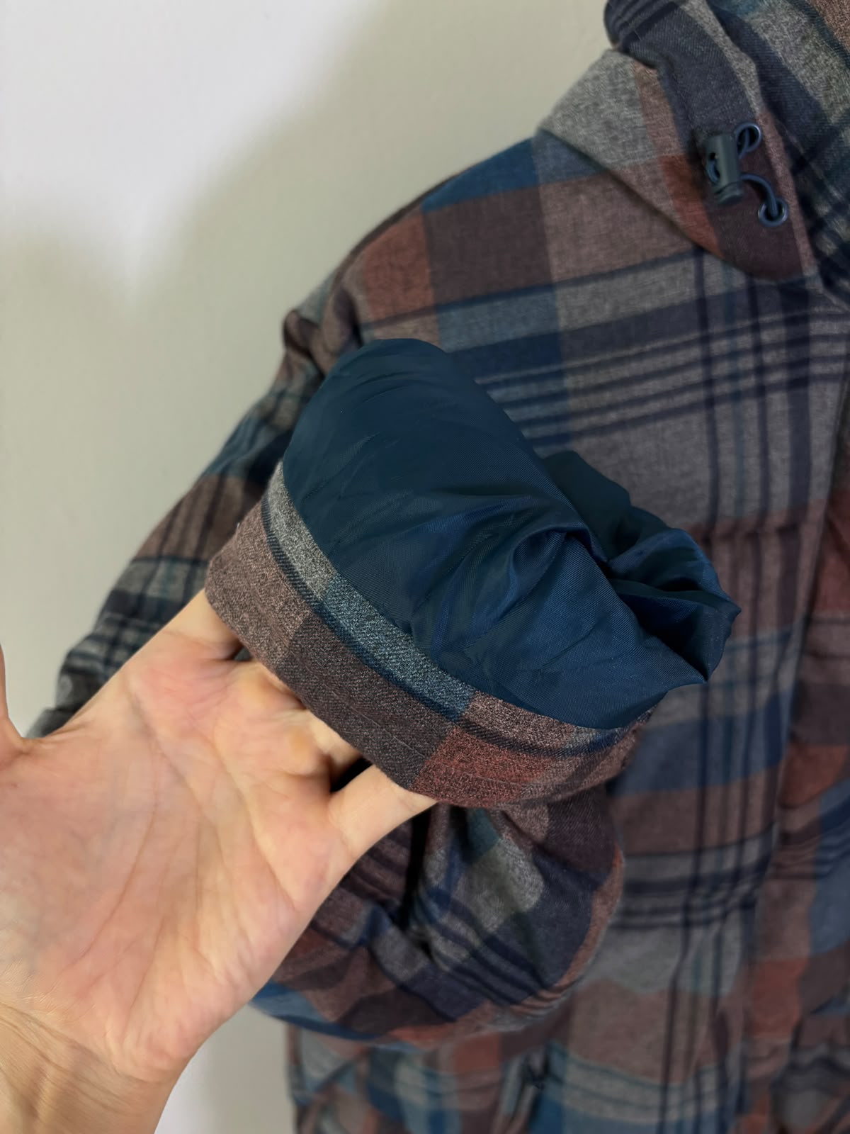CHAMARRA LARGA 3RA CAPA PARA CLIMAS FRÍOS. ES MUY BRUMOSA. RESISTENTE A AGUA LIGERA. COMO NUEVO. XL DE DAMA.