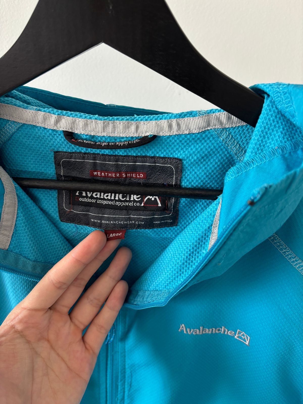 AVALANCHE AZUL 2DA/3RA CAPA TELA GRUESA PERO LIGERA. WHEATHER SHIELD (Bloquea las ráfagas de aire frío para mantener la temperatura corporal) SIN DETALLE. L DE DAMA.