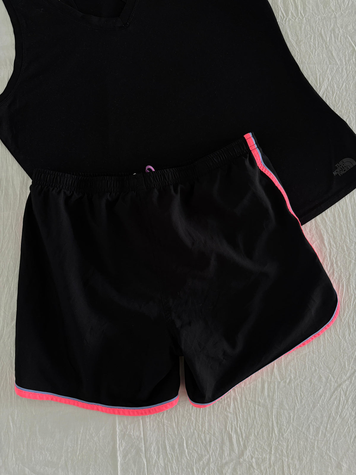 TNF SHORT NEGRO POCO LARGO CON ROPA INTERIOR. REFLEJANTE. S DE DAMA.